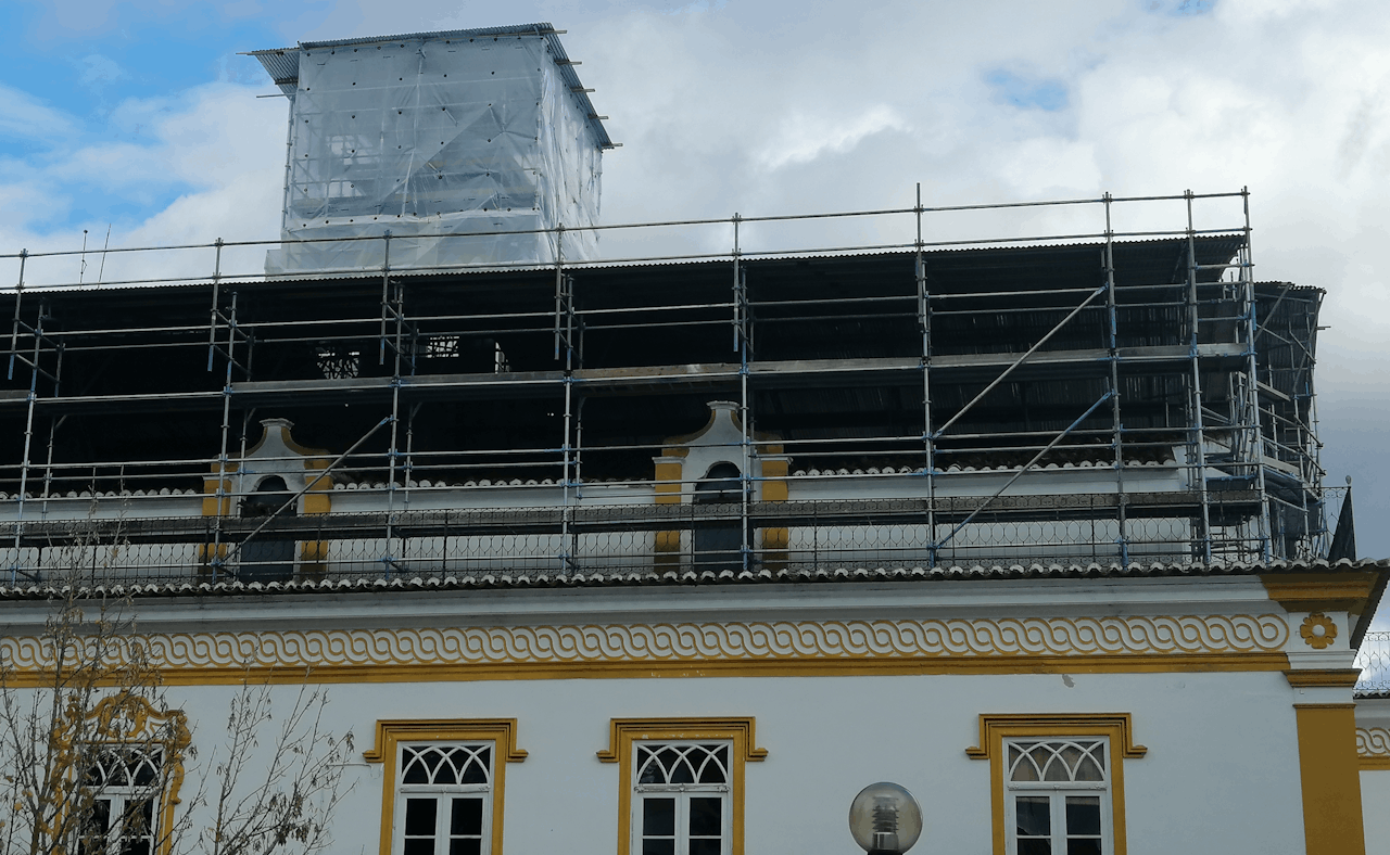 Plataformas e coberturas temporárias